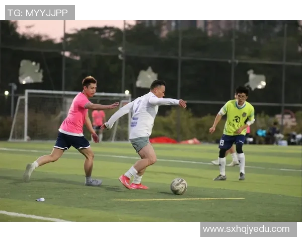 退役后生活困顿的足球明星们如何面对人生的转折与挑战