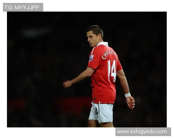 足球明星黑白艺术作品展现运动之美与激情的结合